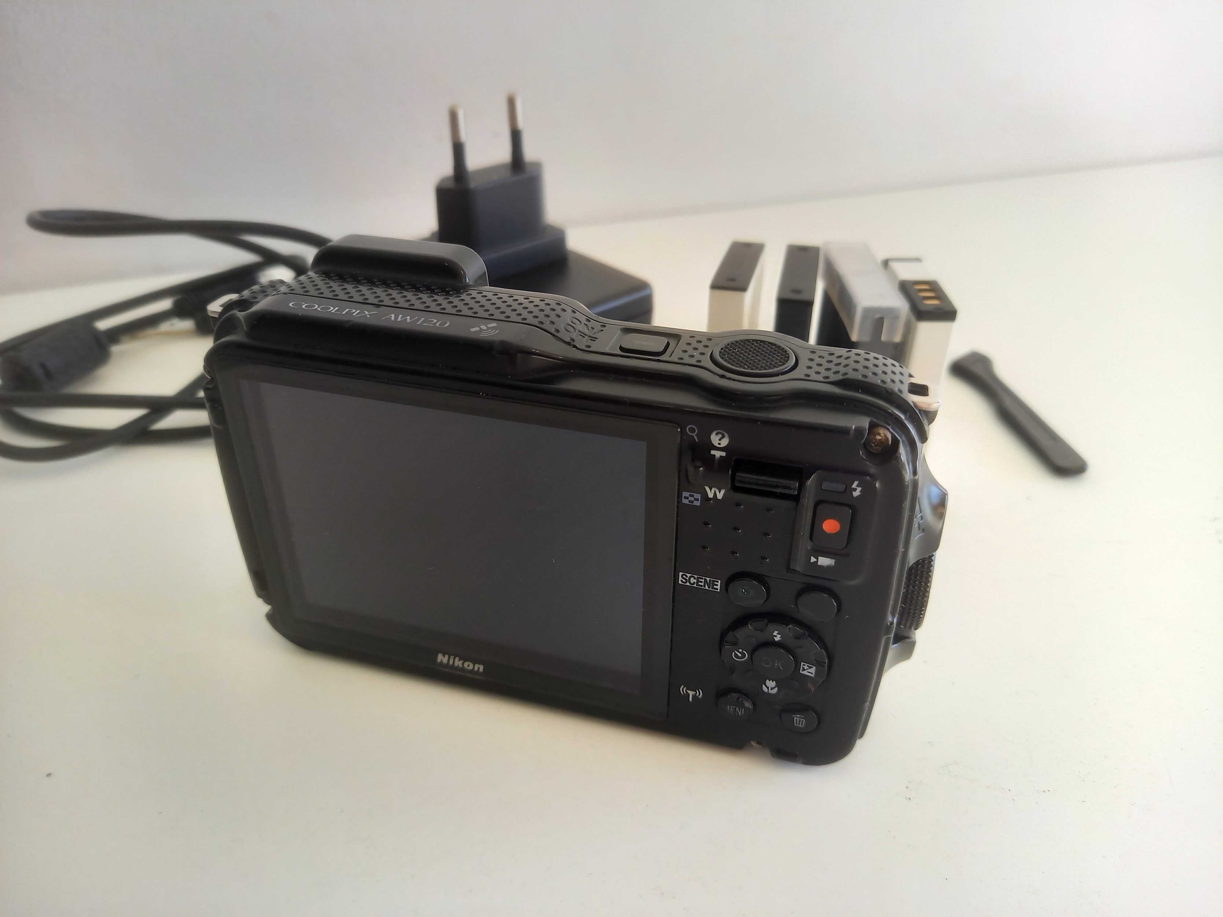 Máquina Fotográfica NIKON Coolpix AW120 Impermeável (para reparação)