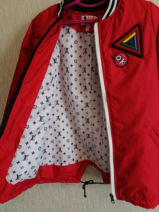 Куртка на дівчинку