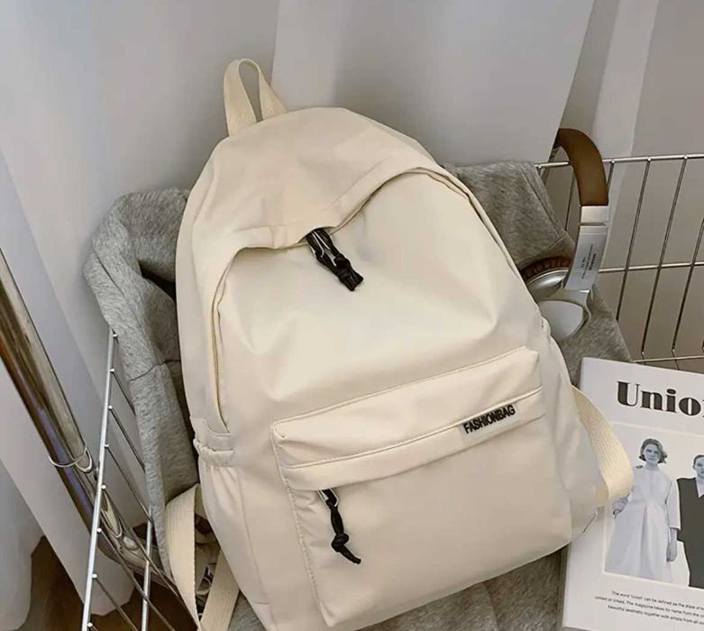 Modny mały plecak basic casual wodoodporny. Kolor bialy kremowy
