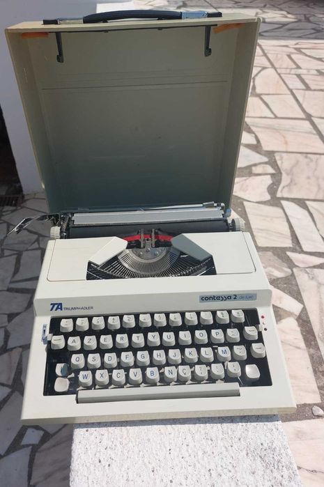 Máquina de escrever Contessa 2 Deluxe em bom estado!!