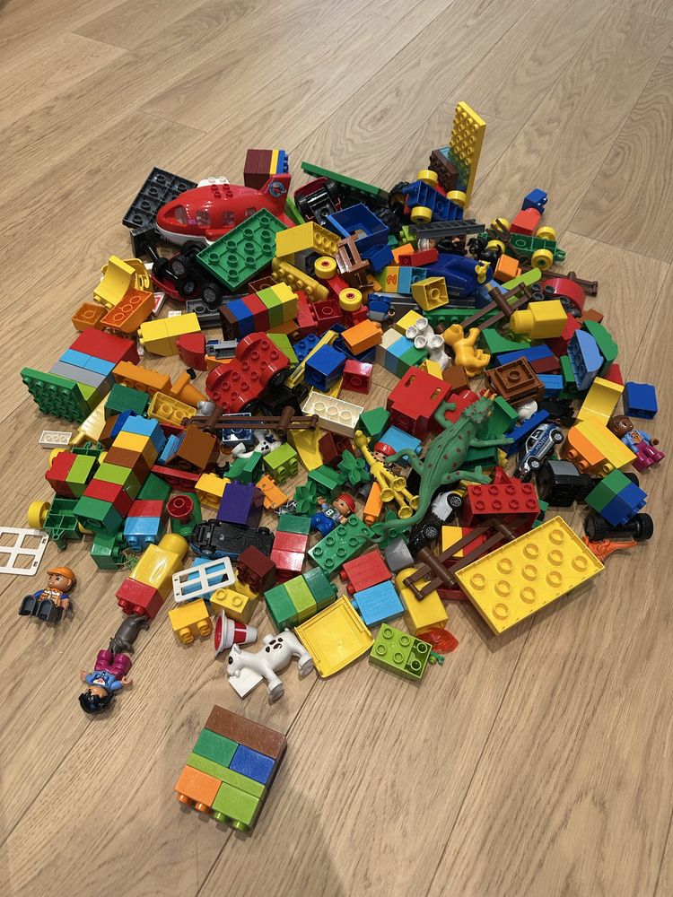Декілька наборів Lego duplo, велика коробка