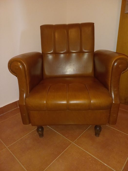 Sofá de napa castanho