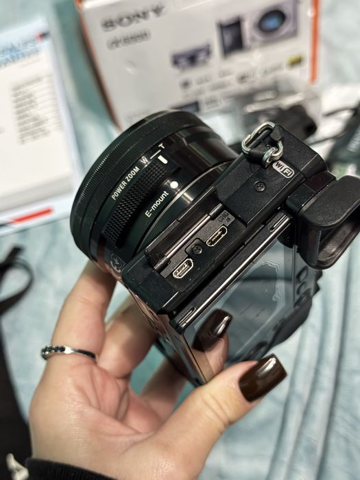 фотоапарат Sony Alpha 6000 з об'єктивом E PZ 16-50mm F3.5-5.6 OSS