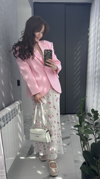 Сукня і рожевий жакет