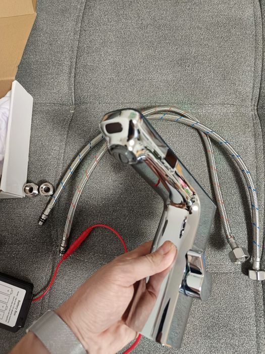 Bateria umywalkowa bezdotykowa