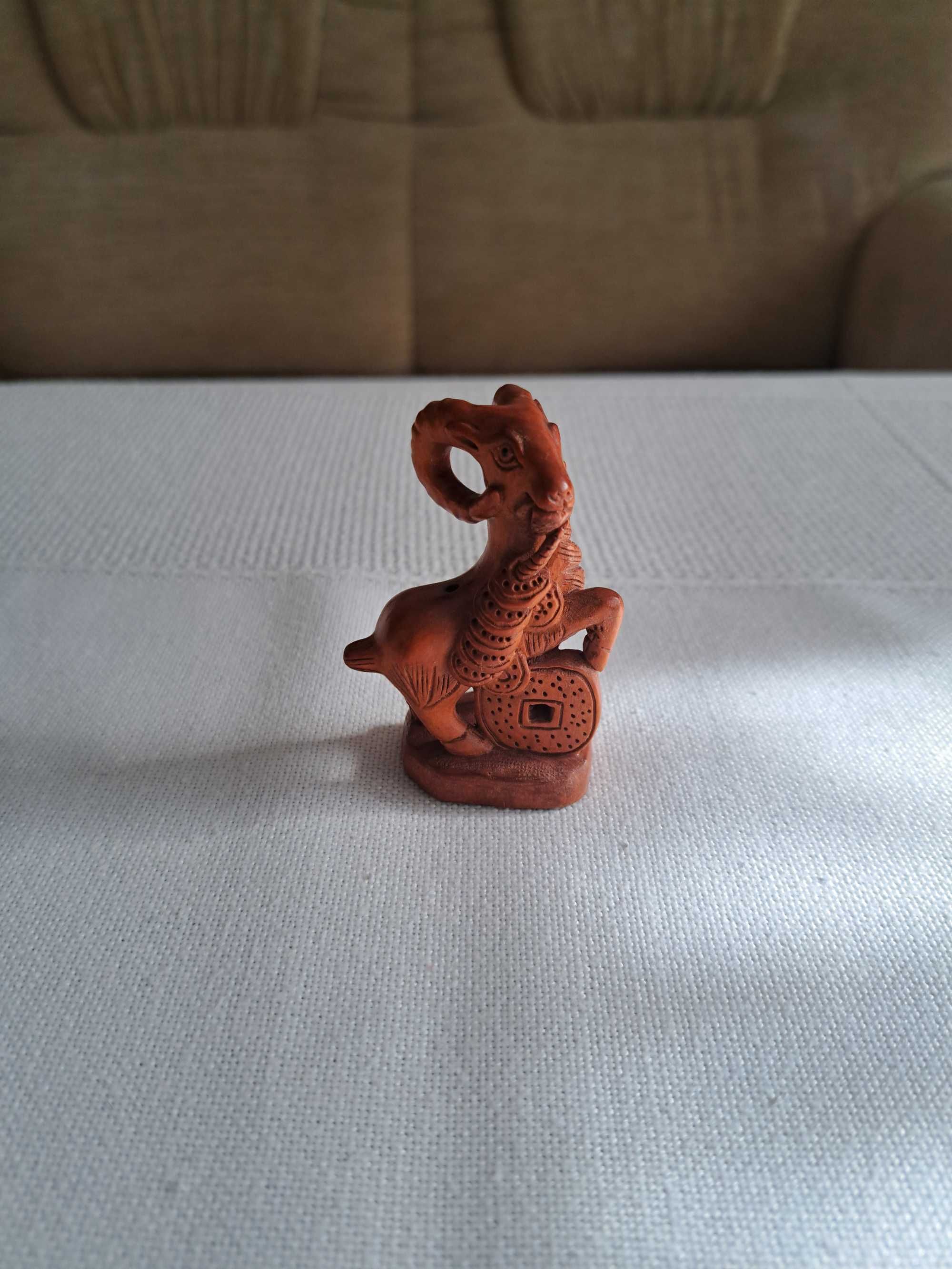 Netsuke,kozioł z drewna bukszpanowego z monetami.