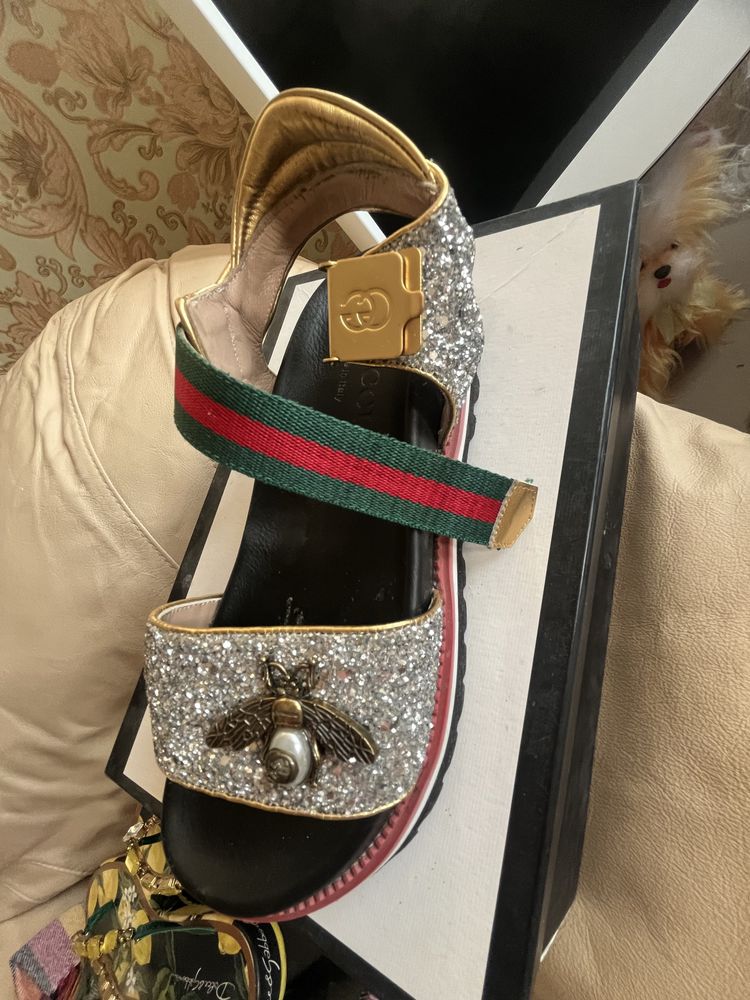 Босоножки Gucci оригинал 40р