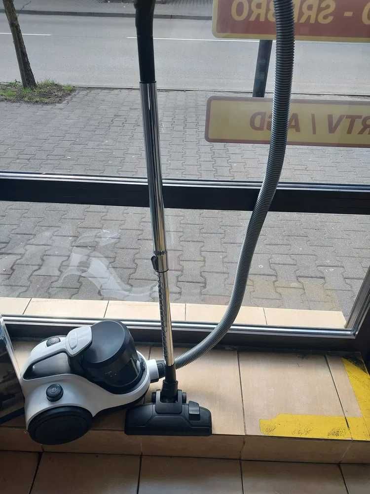 (227/25) Odkurzacz bezworkowy Electrolux Ease C2 ECC21-ZIW
