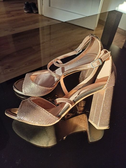 Sandały na słupku 38