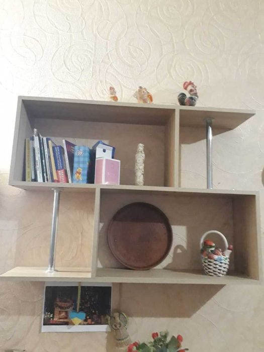 Настінна книжна поличка