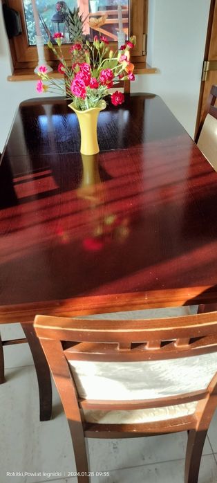 Sprzedam stół i sześć krzeseł.