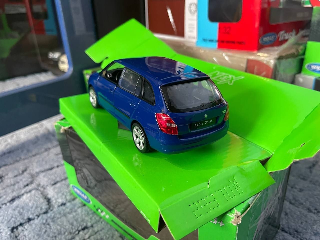 Машинки моделькі 1.24 моделі Welly Skoda