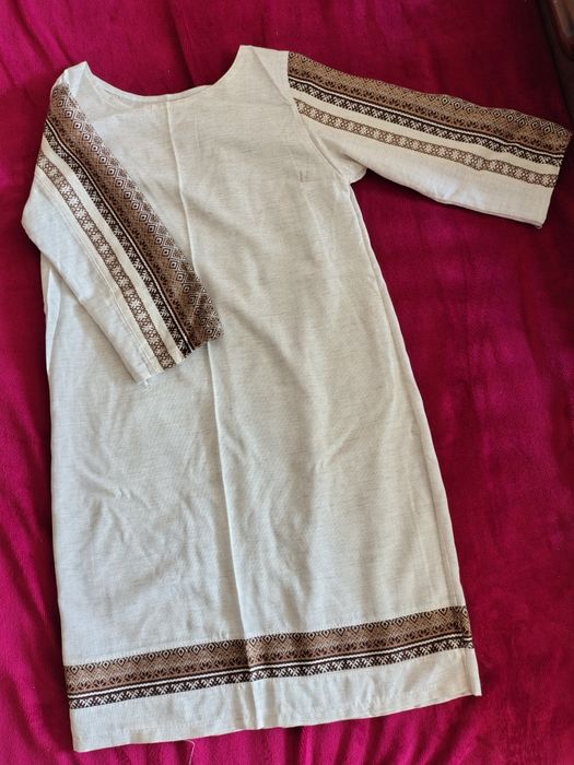 Продам дві дуже гарні вишиванки  - дитяча рубашка і жіноча сукня.