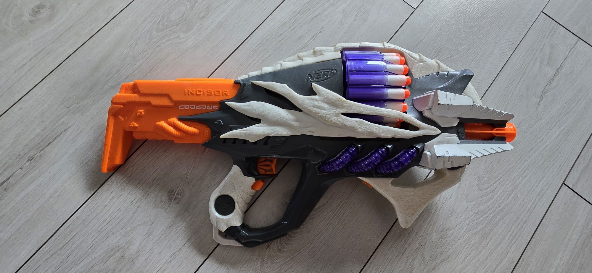 Nerf INCISOR z pełnym magazynkiem