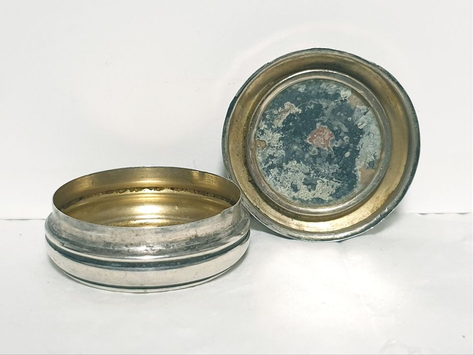 Antiga caixa em prata portuguesa brasonada e esmaltada