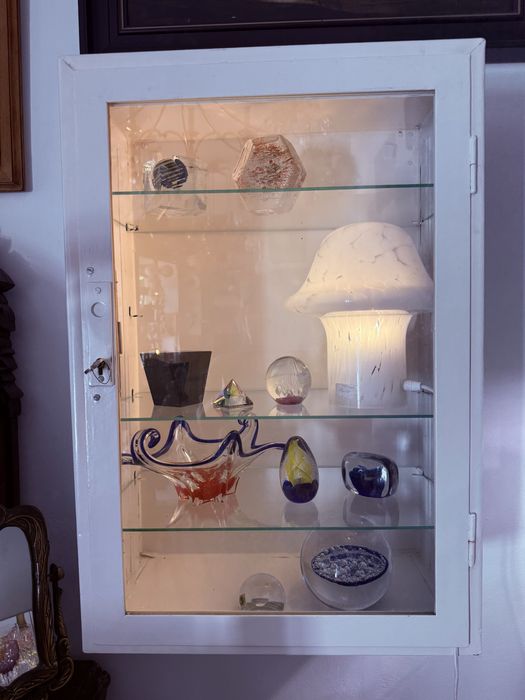 Piekna metalowa szafka apteczna