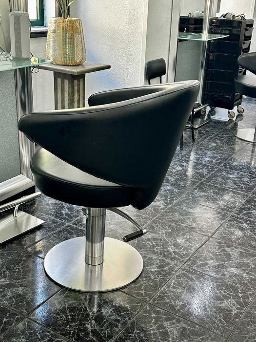 Cadeira e espelhos para salão de cabeleireiro