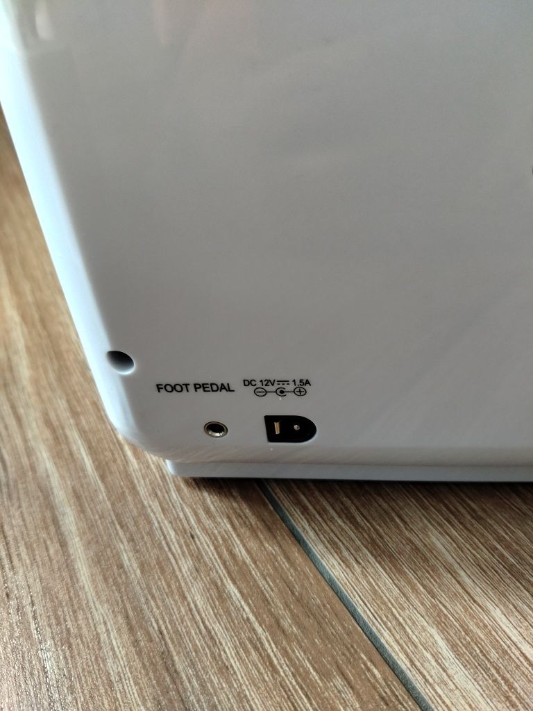 Elektryczna maszyna do szycia, z pedałem