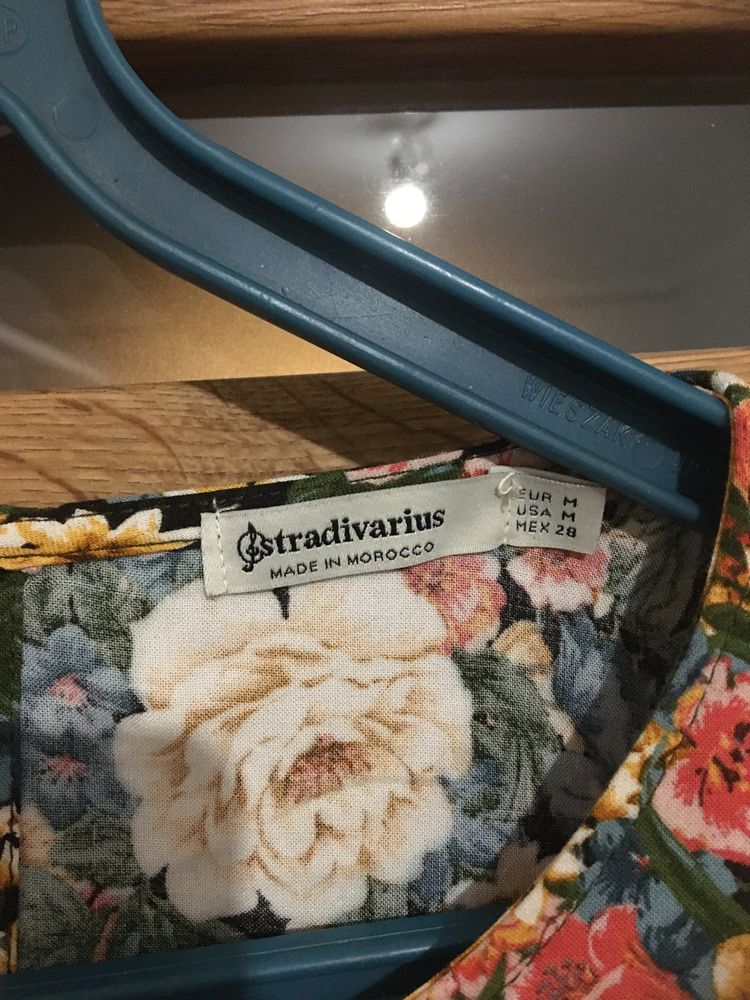 Sukienka w kwiaty Stradivarius M