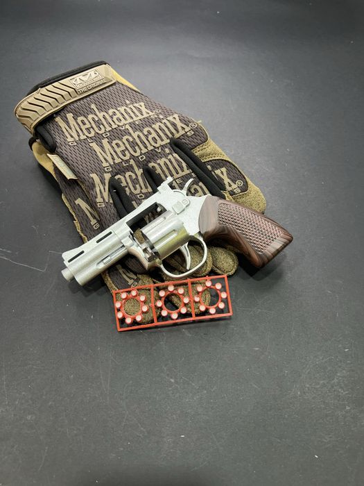 Металевий револьвер Colt на пістонах