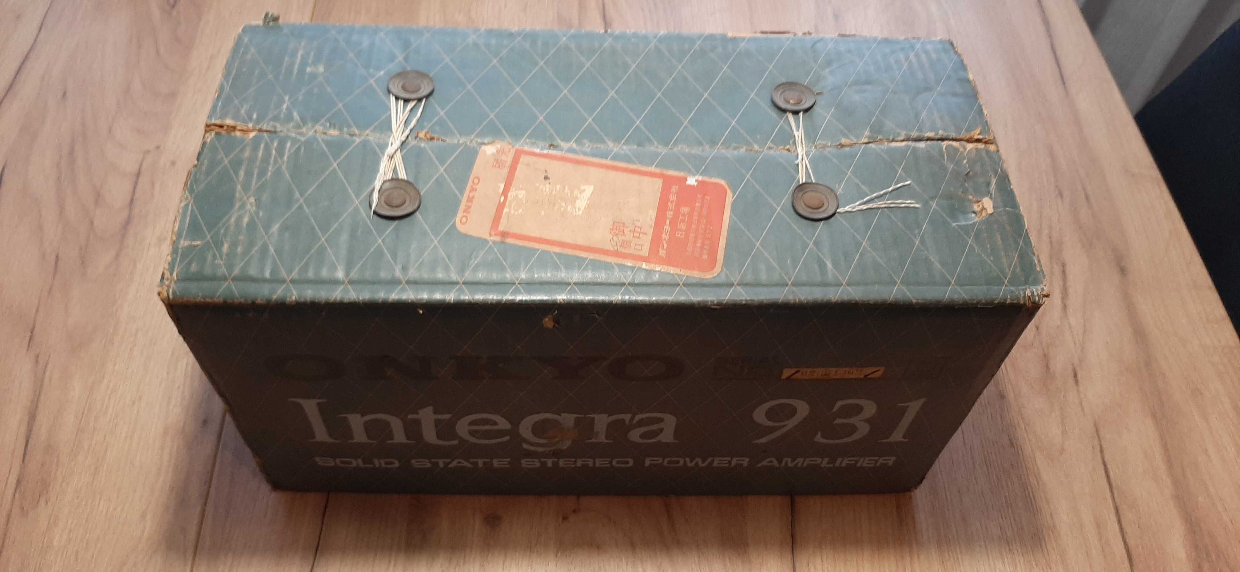 Monobloki na końcówkach mocy ONKYO M-931 z zasilaczem.