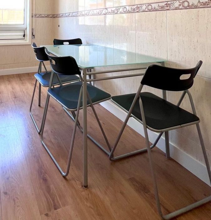 Vendo mesa + 4 cadeiras