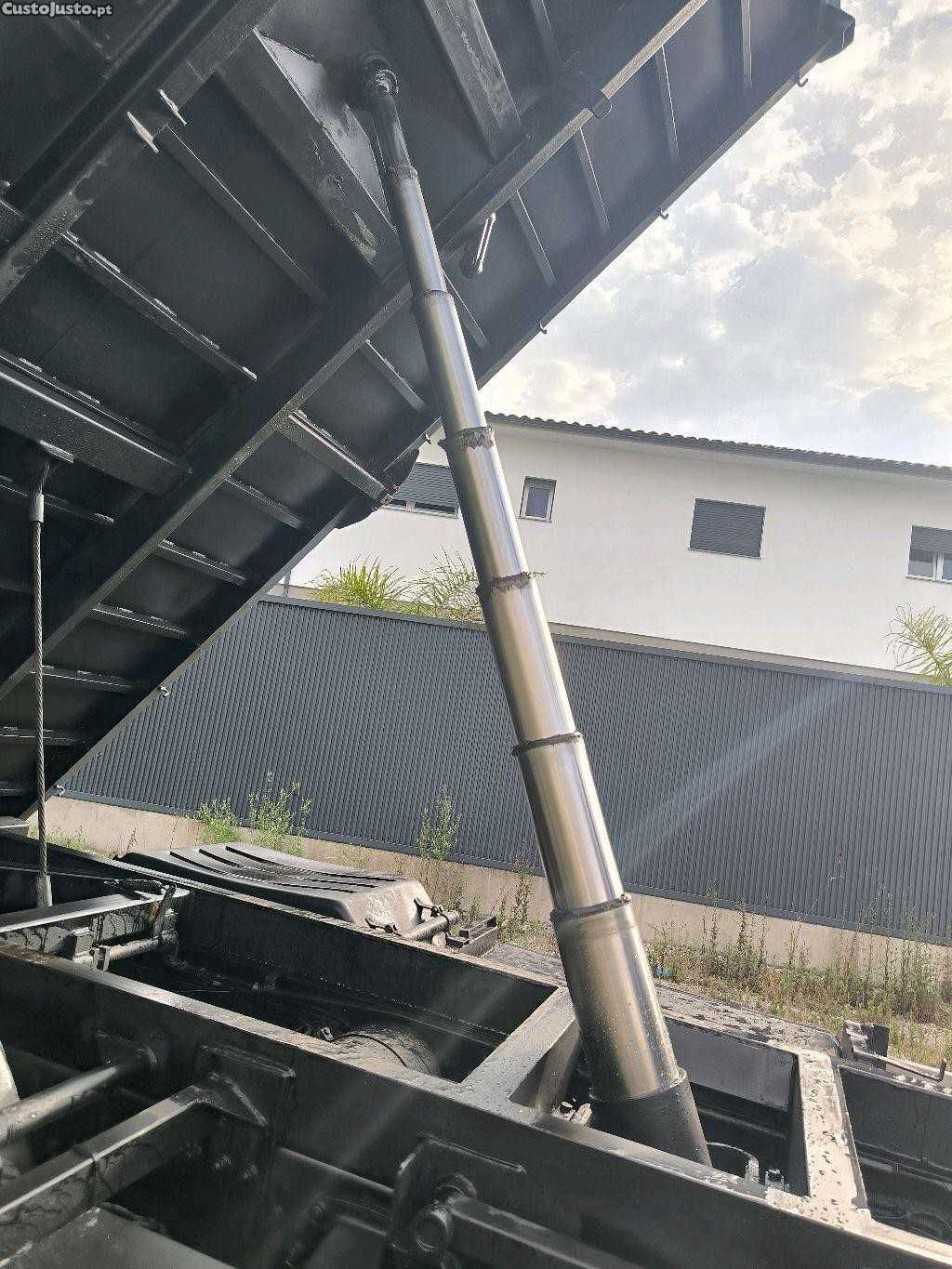 Camião DAF tribasculante com grua HIAB 122xs