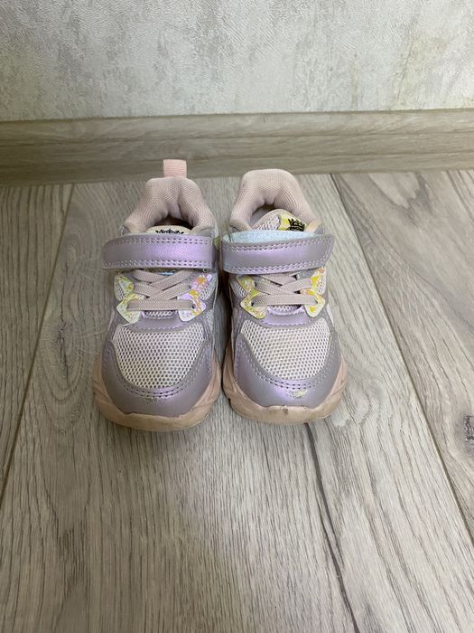 Дитячі кросівки з ліхтариками на підошві для дівчинки.