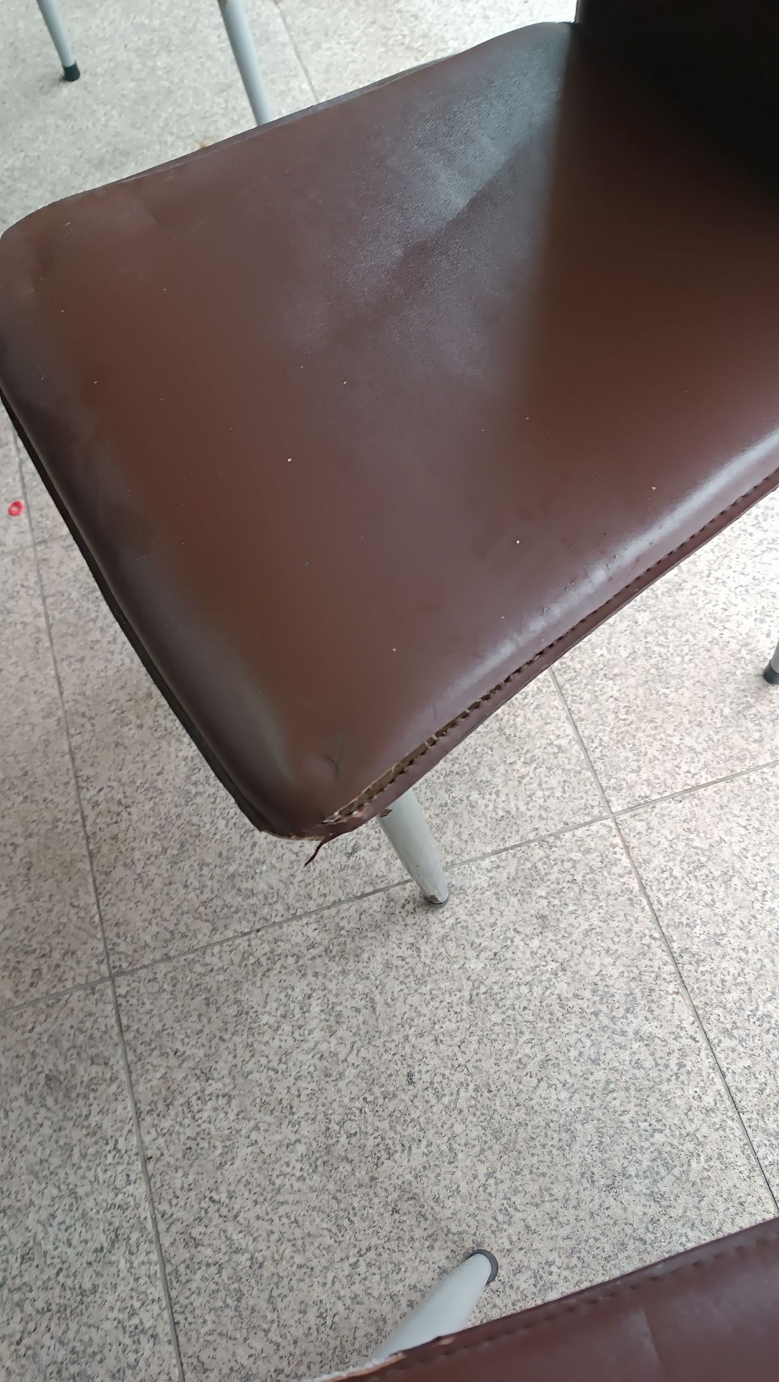 Mesa com tampo em vidro e 4 cadeiras