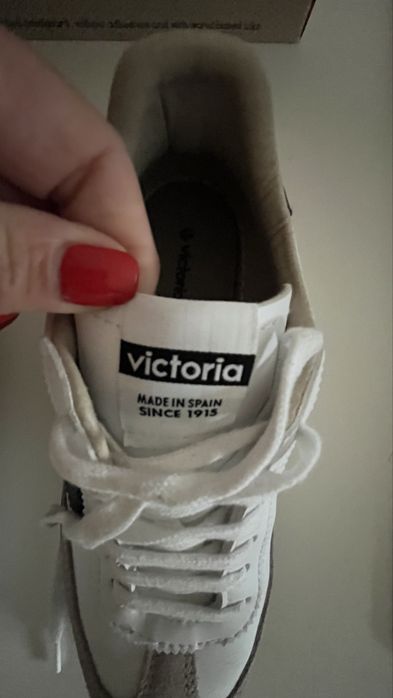 Tenis novos  “ V” ( marca Vitoria)