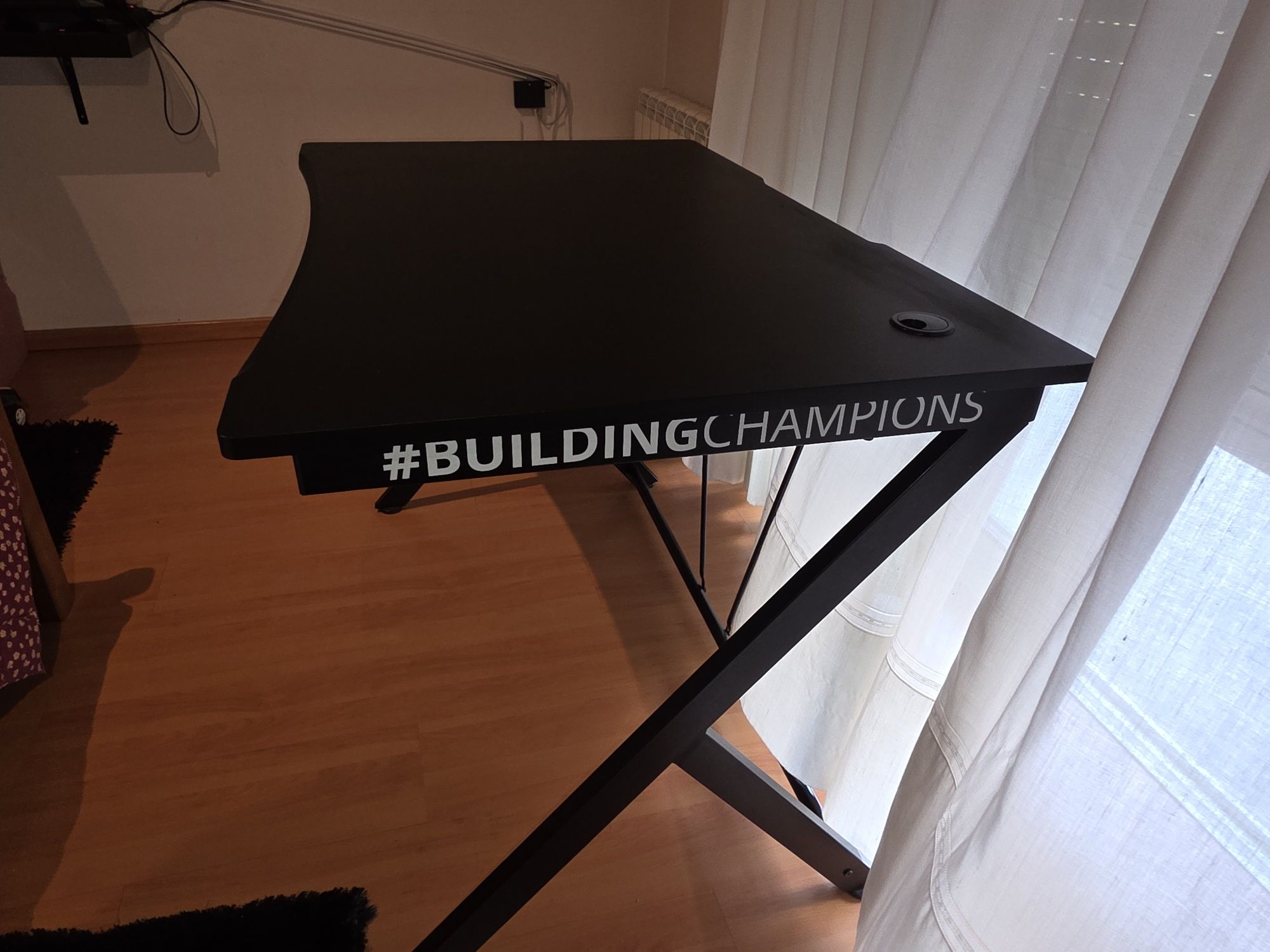 Vendo mesa gaming como nova