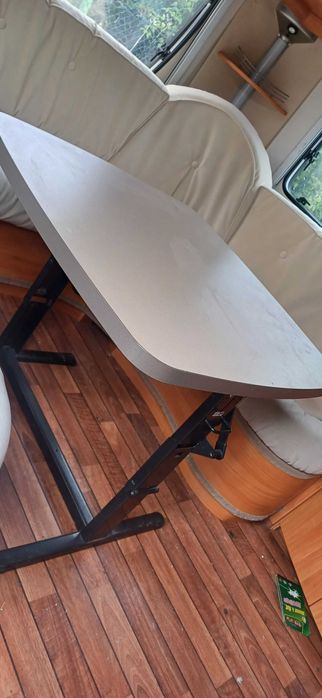 Stolik opuszczany Hobby przyczepa kempingowa