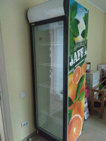 Холодильник   вертикальний вітрина