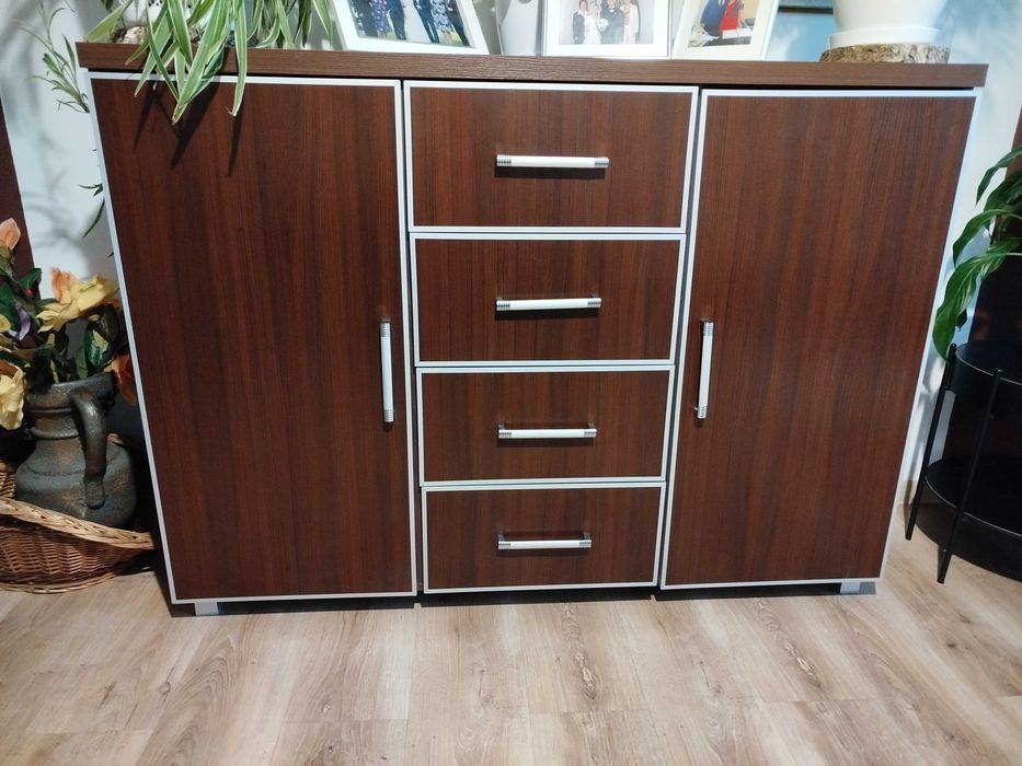 Zestaw mebli: komoda, witryna, biblioteczka