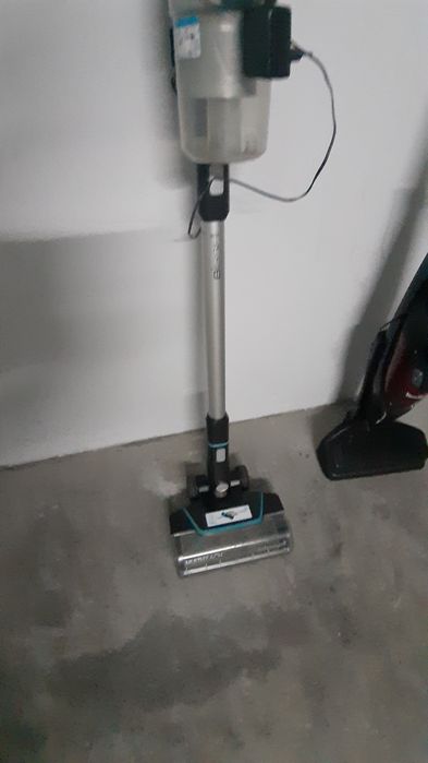 Dois aspiradores a bateria