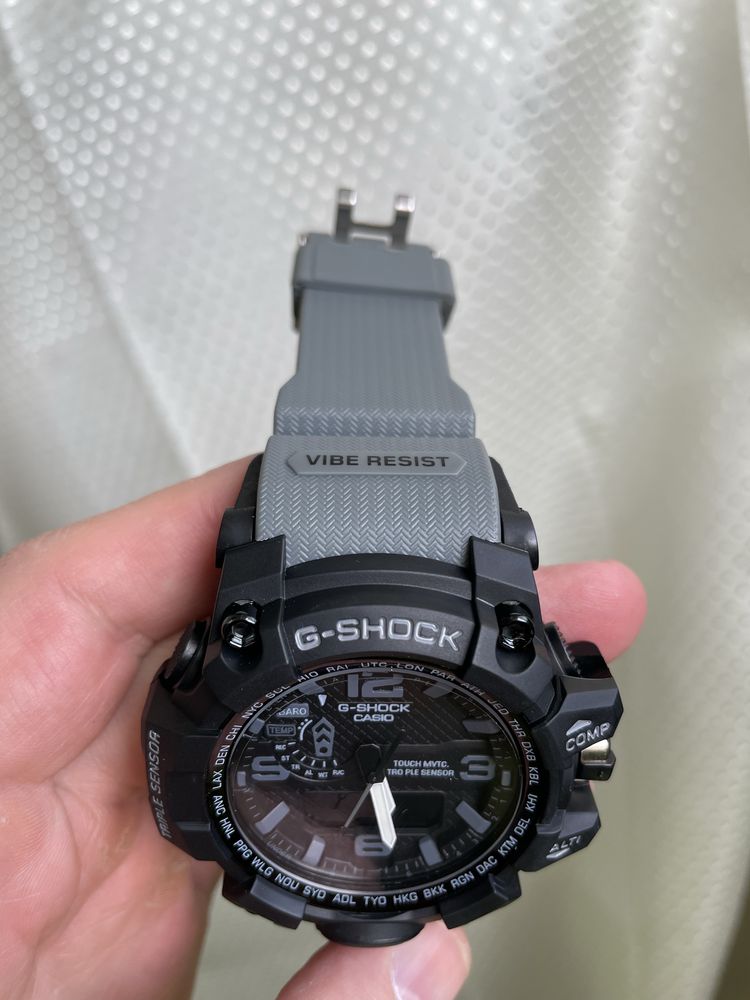 Casio G-Shock GWG-1000 сірі – потужність та надійність.