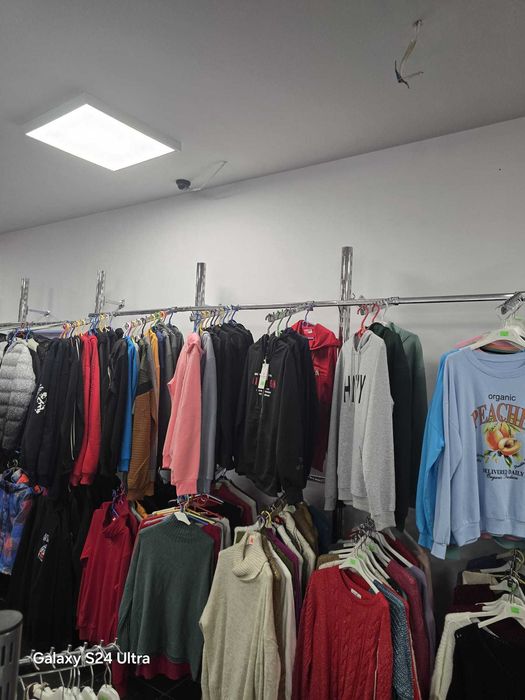 Wyposażenie sklepu odzieżowego -regały, stojaki, kosze, wieszaki