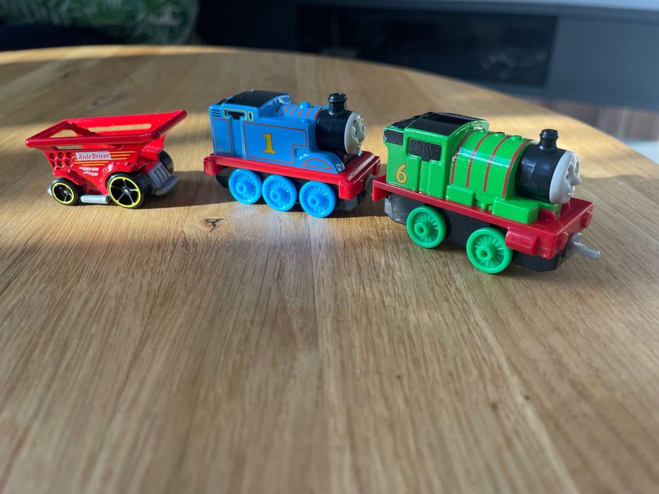Tomek i przyjaciele 2 metalowe lokomotywy i wagonik jak nowe