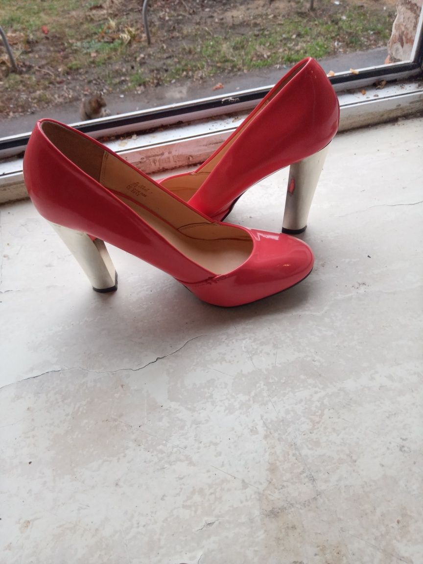 Продам шикарные женские туфли , размер 38