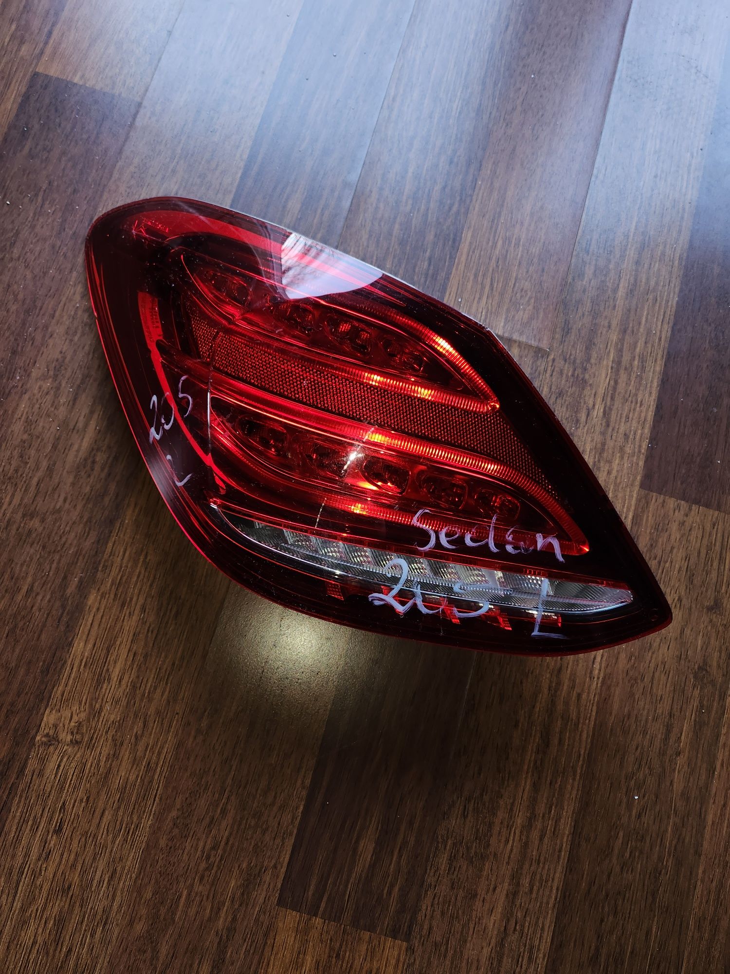 Tył lampa Mercedes C205 sedan rocznik 2014 18 sprawna świecącą orginal