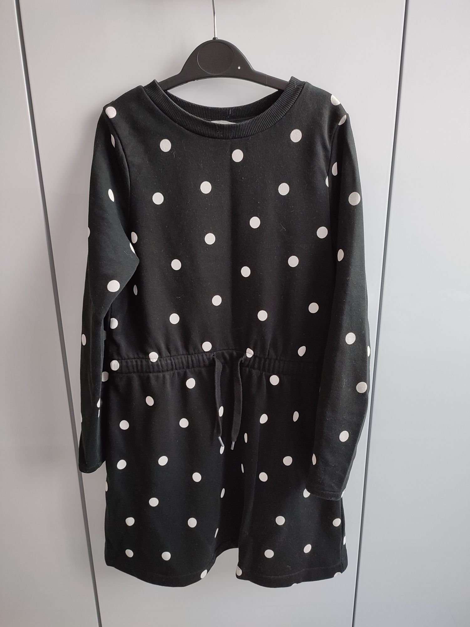 Czarna sukienka w grochy dla dziewczynki, H&M, rozmiar 122/128.