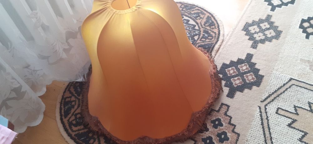 Lampa stolikowa z abażurem miodowym