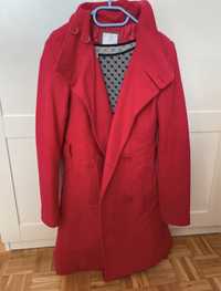 Czerwony długi płaszcz