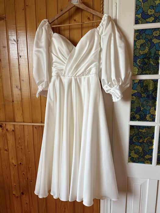 Біла випускна сукня