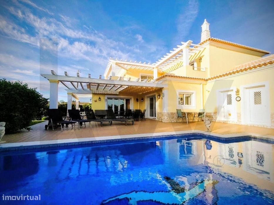 T4 de Prestígio em Cacela: Villa de Luxo com Piscina e Proximidade