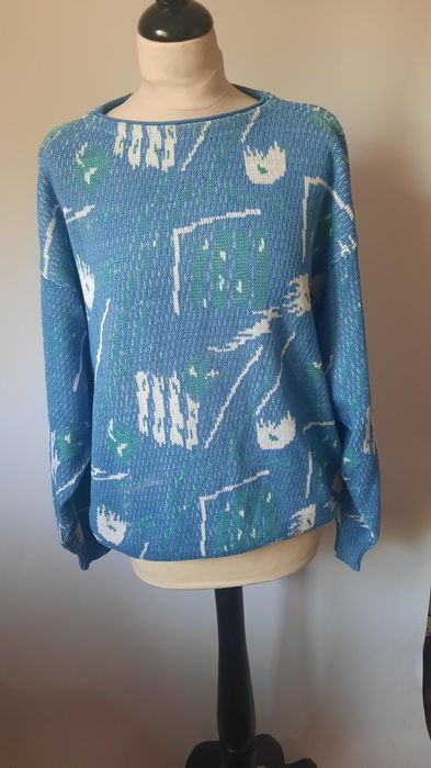 Sweter damski rozmiar 42
Rozmiar 42
Stan bdb 
Długość 70 cm
Pachy 61 x