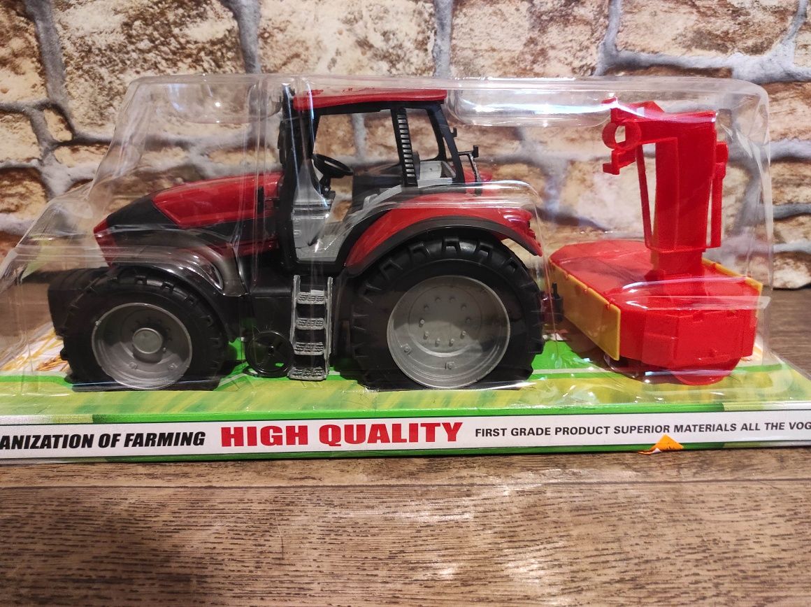 Duży traktor z maszyną rolniczą