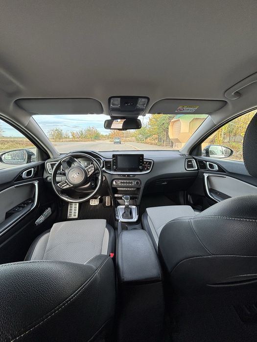 Продаємо автомобіль KIA CEED SW 2021 року