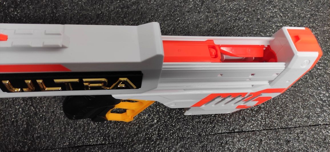 Duży pistolet, wyrzutnia Nerf z serii ULTRA + strzałki