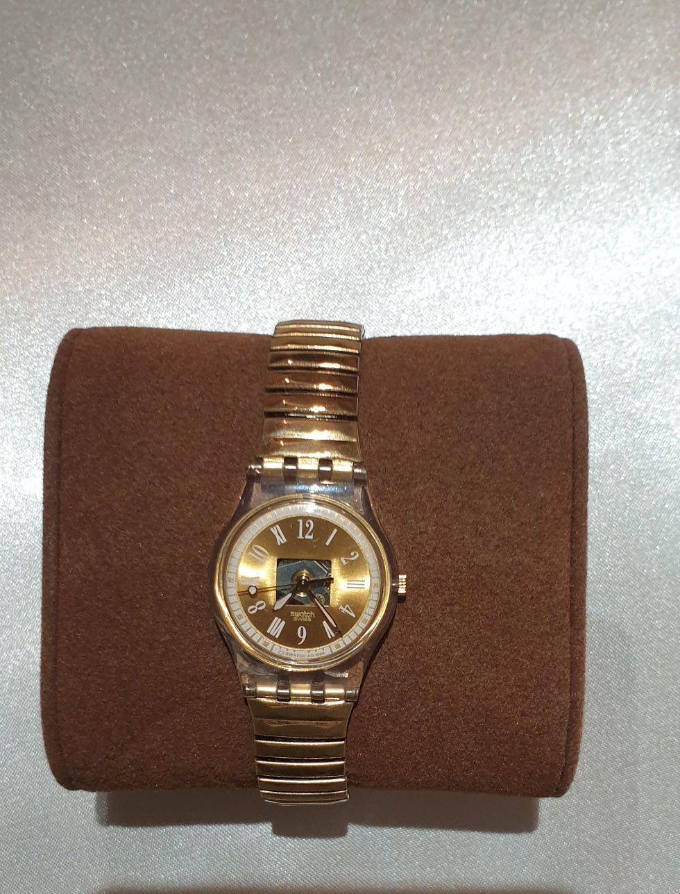 Relógio swatch dourado